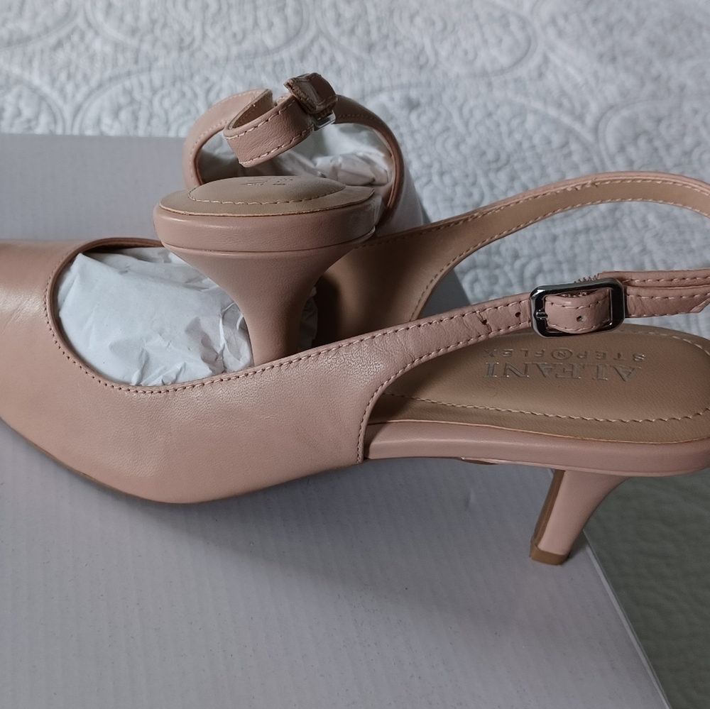 Ladie's pumps size 7 taupe
